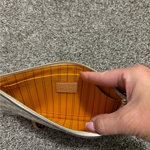 Louis Vuitton Damier Azur Neverfull MM Pouchette - Picture 4 of 10